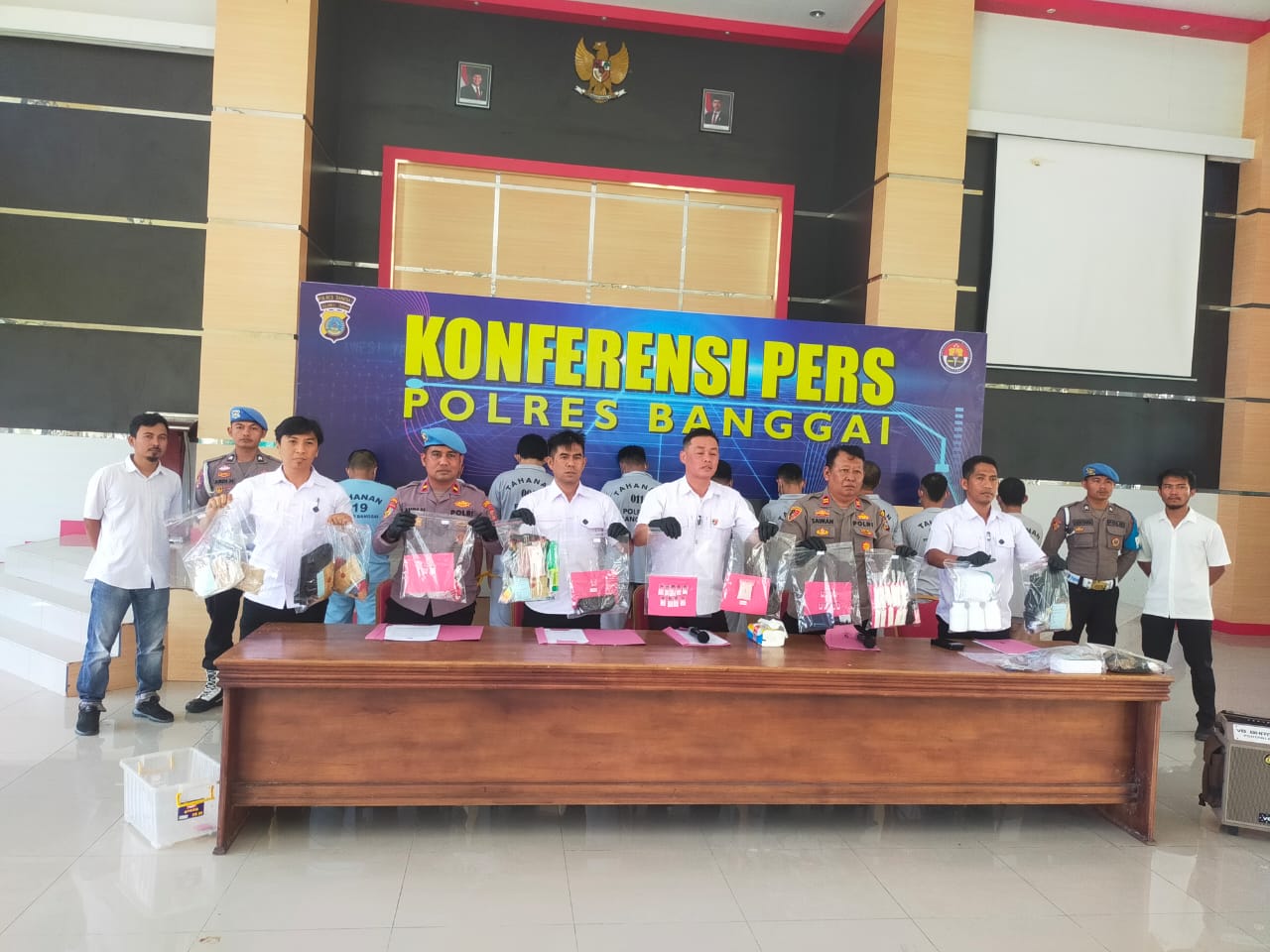 Kasat Resnarkoba Polres Banggai AKP Hasanuddin Hamid, S.H. M.H, didampingi Kasi Humas Polres Banggai saat melakukan Konfrensi Pers ( Foto IST)