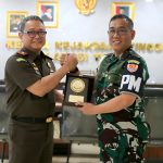 Kajati Sulteng dan Danpomad pertukaran cendera mata sebagai simbol hubungan harmonis dan komitmen memperkuat kerja sama kelembagaan