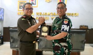 Kajati Sulteng dan Danpomad pertukaran cendera mata sebagai simbol hubungan harmonis dan komitmen memperkuat kerja sama kelembagaan