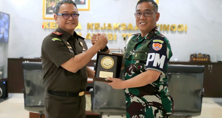 Kajati Sulteng dan Danpomad pertukaran cendera mata sebagai simbol hubungan harmonis dan komitmen memperkuat kerja sama kelembagaan