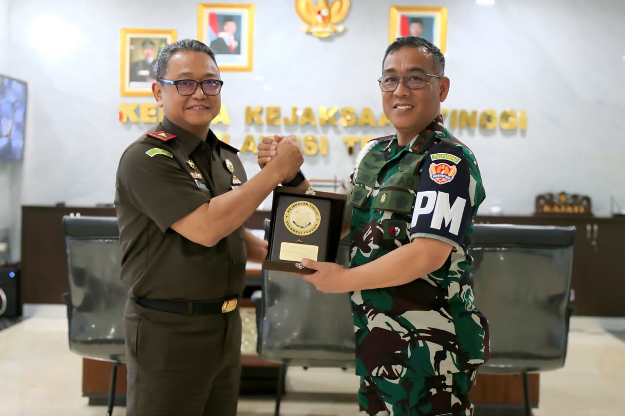 Kajati Sulteng dan Danpomad pertukaran cendera mata sebagai simbol hubungan harmonis dan komitmen memperkuat kerja sama kelembagaan