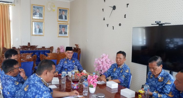 Kepala Lembaga Pemasyarakatan Kelas II B Luwuk, Muhammad Bahrun didampingi KPLP rapat persiapan Penjemputan Ombudsman ( IST )