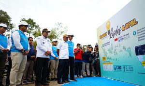 Menteri Energi dan Sumber Daya Mineral, Bahlil Lahadalia (kedua dari kanan) didampingi Bupati Musi Banyuasin, M. Toha Tohet (kedua dari kiri), Direktur Utama PLN, Darmawan Prasodjo (kanan), dan General Manager PLN Unit Induk Distribusi Sumatera Selatan, Jambi, dan Bengkulu, Adhi Herlambang (kiri) melihat paparan walking gallery saat meninjau lokasi proyek Program Listrik Desa di Desa Bandar Jaya, Musi Banyuasin, Sumatera Selatan (16/10).