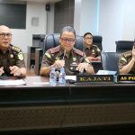 Kepala Kejaksaan Tinggi Sulawesi Tengah Nuzul Rahmat R, SH MH didampingi Asisten Tindak Pidana Umum Andarias D'Orney, SH MH serta Plh. Kajari Donggala Kiki Yonata, SH MH memimpin ekspose permohonan penghentian penuntutan