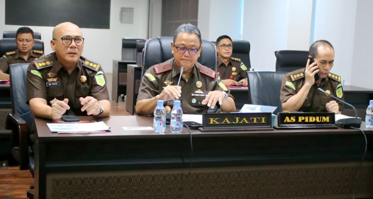 Kepala Kejaksaan Tinggi Sulawesi Tengah Nuzul Rahmat R, SH MH didampingi Asisten Tindak Pidana Umum Andarias D'Orney, SH MH serta Plh. Kajari Donggala Kiki Yonata, SH MH memimpin ekspose permohonan penghentian penuntutan