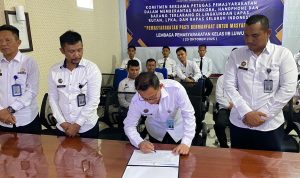 Dorong Pelayanan Prima dan Integritas, Lapas Luwuk Tandatangani Komitmen Bersama Jajaran Pemasyarakatan Penandatanganan komitmen ini merupakan tindak lanjut dan akselerasi dari arahan Direktur Jenderal Pemasyarakatan dalam rangka memperkuat dan memastikan komitmen seluruh jajaran dalam upaya serius pemberantasan peredaran gelap narkoba, handphone, dan barang terlarang lainnya di lingkungan Lapas dan Rutan.