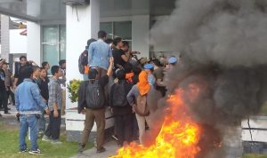 "Aliansi Mahasiswa dan Rakyat Banggai Gelar Aksi Tuntut Evaluasi dan Keadilan Sosial" Aliansi Mahasiswa Mengealar Aksi di Depan Kantor DPRD Kabupaten Banggai dengan Melakukan Pembakaran Ban Bekas ( IST )
