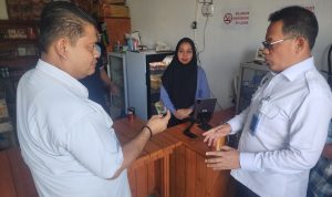 Kakanwil Ditjenpas Sulteng Apresiasi Inovasi Lapas Luwuk Terapkan Sistem Money Cashless bagi Warga Binaan Kepala Kantor Wilayah Ditjenpas Sulawesi Tengah, Bagus Kurniawan didampingi Kepala Lembaga Pemasyarakatan Luwuk, Muhammad Bahrun saat meninjau Primkopasindo Kantin dan Waserda ( IST)