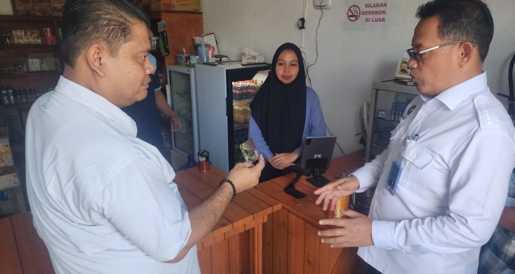 Kepala Kantor Wilayah Ditjenpas Sulawesi Tengah, Bagus Kurniawan didampingi Kepala Lembaga Pemasyarakatan Luwuk, Muhammad Bahrun saat meninjau Primkopasindo Kantin dan Waserda ( IST)