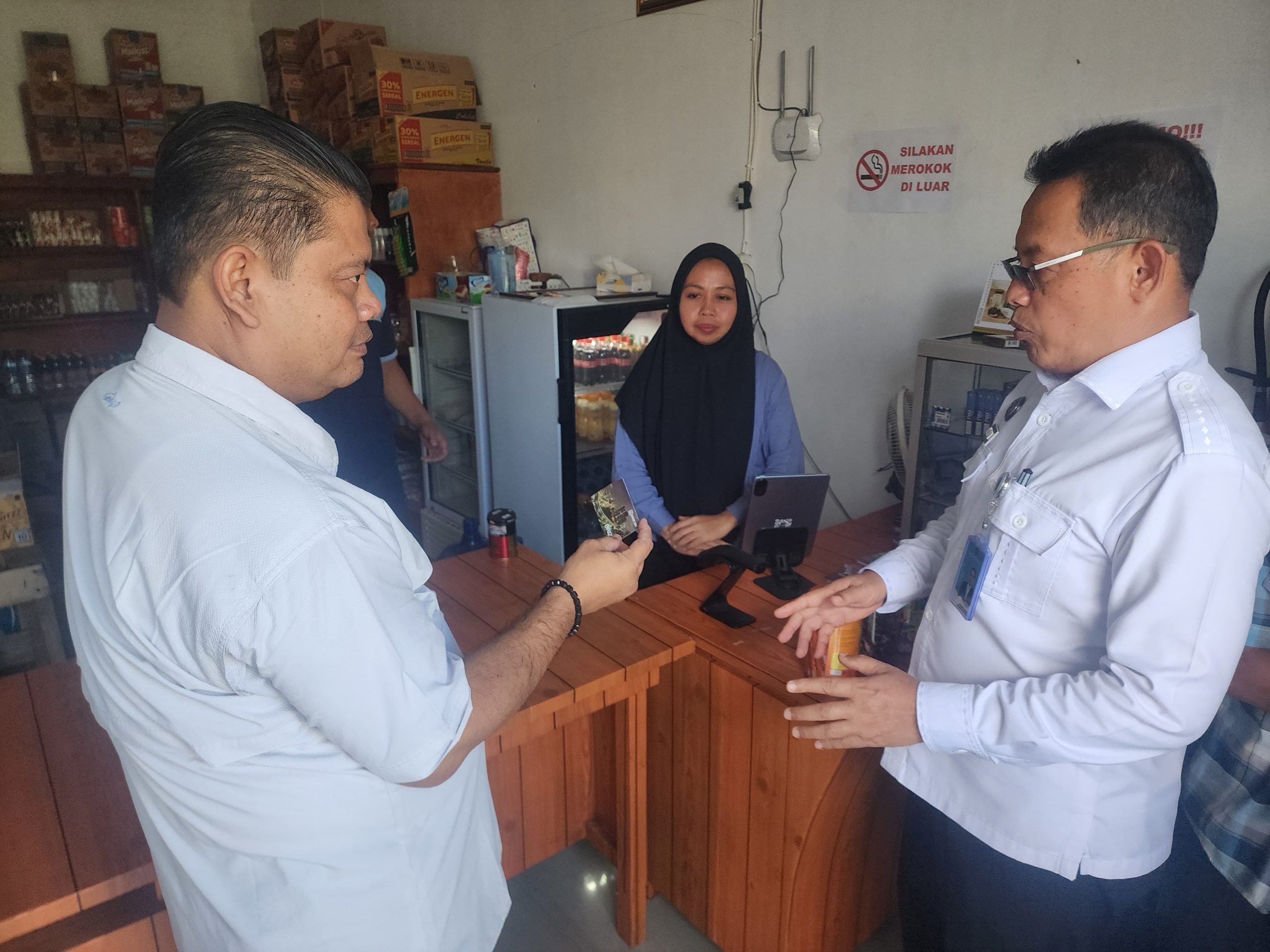 Kepala Kantor Wilayah Ditjenpas Sulawesi Tengah, Bagus Kurniawan didampingi Kepala Lembaga Pemasyarakatan Luwuk, Muhammad Bahrun saat meninjau Primkopasindo Kantin dan Waserda ( IST)