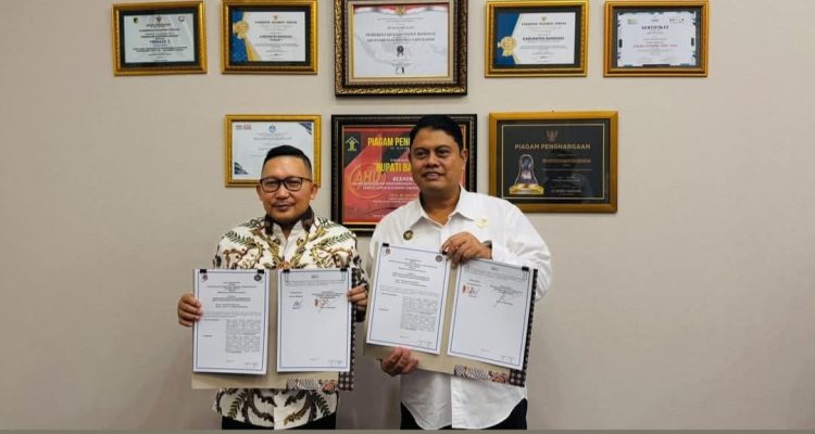 Bupati Banggai Ir. H. Amiruddin bersama Kanwil Ditjenpas Sulteng Bagus Kurniawan Usai Penanda tanganan Nota Kerjasama Peminaan WBP