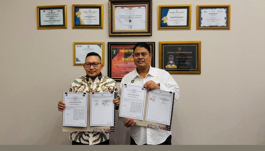 Bupati Banggai Ir. H. Amiruddin bersama Kanwil Ditjenpas Sulteng Bagus Kurniawan Usai Penanda tanganan Nota Kerjasama Peminaan WBP