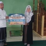 HJ. Wardani Murad Husain Memberikan bantuan kepada Ponpes Alhairat Luwuk