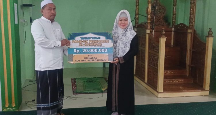 HJ. Wardani Murad Husain Memberikan bantuan kepada Ponpes Alhairat Luwuk