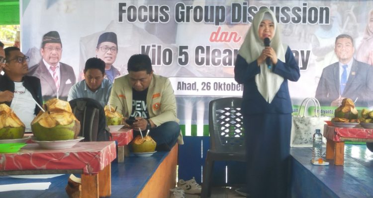 Wakil Ketua 1 DPRD Kabupaten Banggai, Hj. Wardani Murad saat memberikan Arahan dihadapan Para Pahlawan Kebersihan Kota Luwuk ( IST)