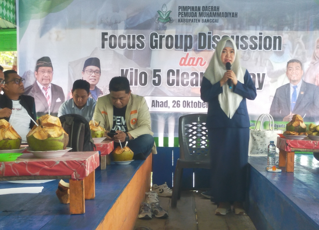 Wakil Ketua 1 DPRD Kabupaten Banggai, Hj. Wardani Murad saat memberikan Arahan dihadapan Para Pahlawan Kebersihan Kota Luwuk ( IST)