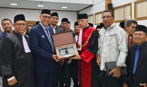 Ketua Pengadilan Tinggi Bandung Dr. Mohammad Eka Kartika (tiga, kanan) menerima Plakat dari Ketum DePA-RI Dr. TM Luthfi Yazid (dua, kiri) saat acara Penyumpahan Advokat DePA-RI di Bandung pada 30 Oktober 2025 (Foto: Dok. DePA-RI).