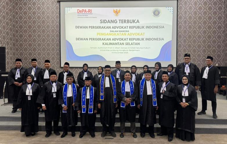 Foto bersama Ketua Umum DePA-RI, TM Luthfi Yazid (depan, tengah) dengan para advokat Kalimantan Selatan yang baru dilantik di Auditorium Prof. H. Idham Zarkasiy SH, Universitas Lambung Mangkurat, Banjarmasin pada 3 November 2025 (Foto: Dok. DePA-RI)