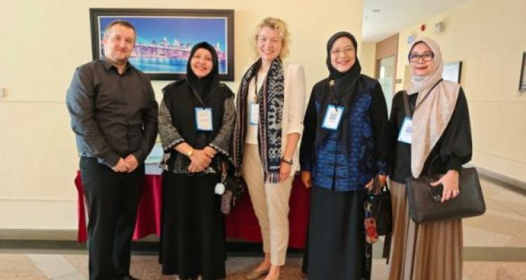 Dekan FEB Universitas Trisakti Prof. Dr. Yolanda Masnita Siagian (dua, kanan) bersama dengan sebagian steering committee dari Project Masudem, Hibah Erasmus di salah satu universitas partner, ICO NIDA University di Bangkok, Thailand baru-baru ini (Foto: Dok. FEB Usakti)