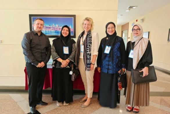 Dekan FEB Universitas Trisakti Prof. Dr. Yolanda Masnita Siagian (dua, kanan) bersama dengan sebagian steering committee dari Project Masudem, Hibah Erasmus di salah satu universitas partner, ICO NIDA University di Bangkok, Thailand baru-baru ini (Foto: Dok. FEB Usakti)