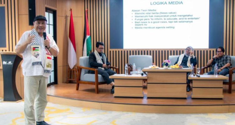 Wartawan Senior Aat Surya Safaat tampil sebagai salah satu pembicara pada talkshow tentang Palestina di Taman Ismail Marzuki (TIM) Jakarta, Sabtu 15 November 2025 (Foto: Dok. AWG)