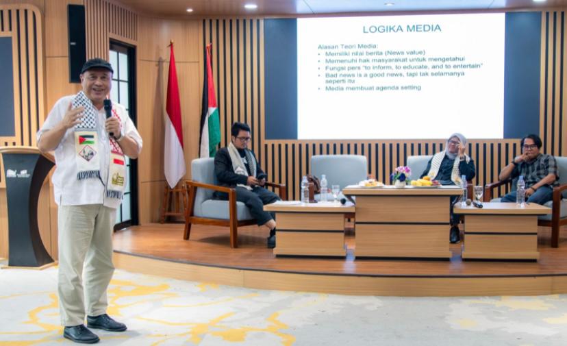 Wartawan Senior Aat Surya Safaat tampil sebagai salah satu pembicara pada talkshow tentang Palestina di Taman Ismail Marzuki (TIM) Jakarta, Sabtu 15 November 2025 (Foto: Dok. AWG)