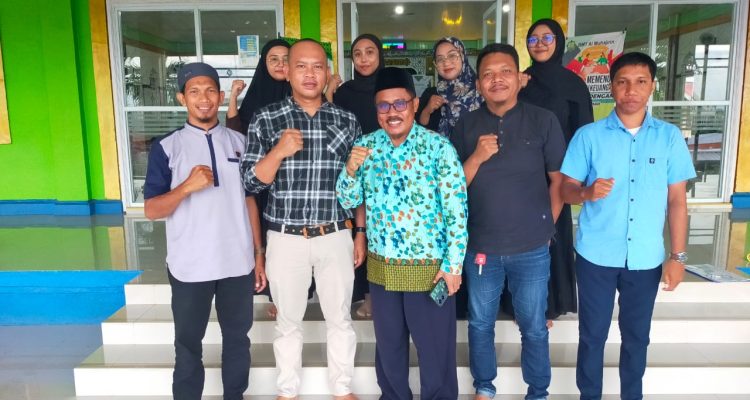 Pengurus KSU Syariah Al Muhajirin Luwuk, Lukman Nul Hakim bersama para anggota Saat usai mengikuti Edukasi Syariah Ekonomi ( IST )