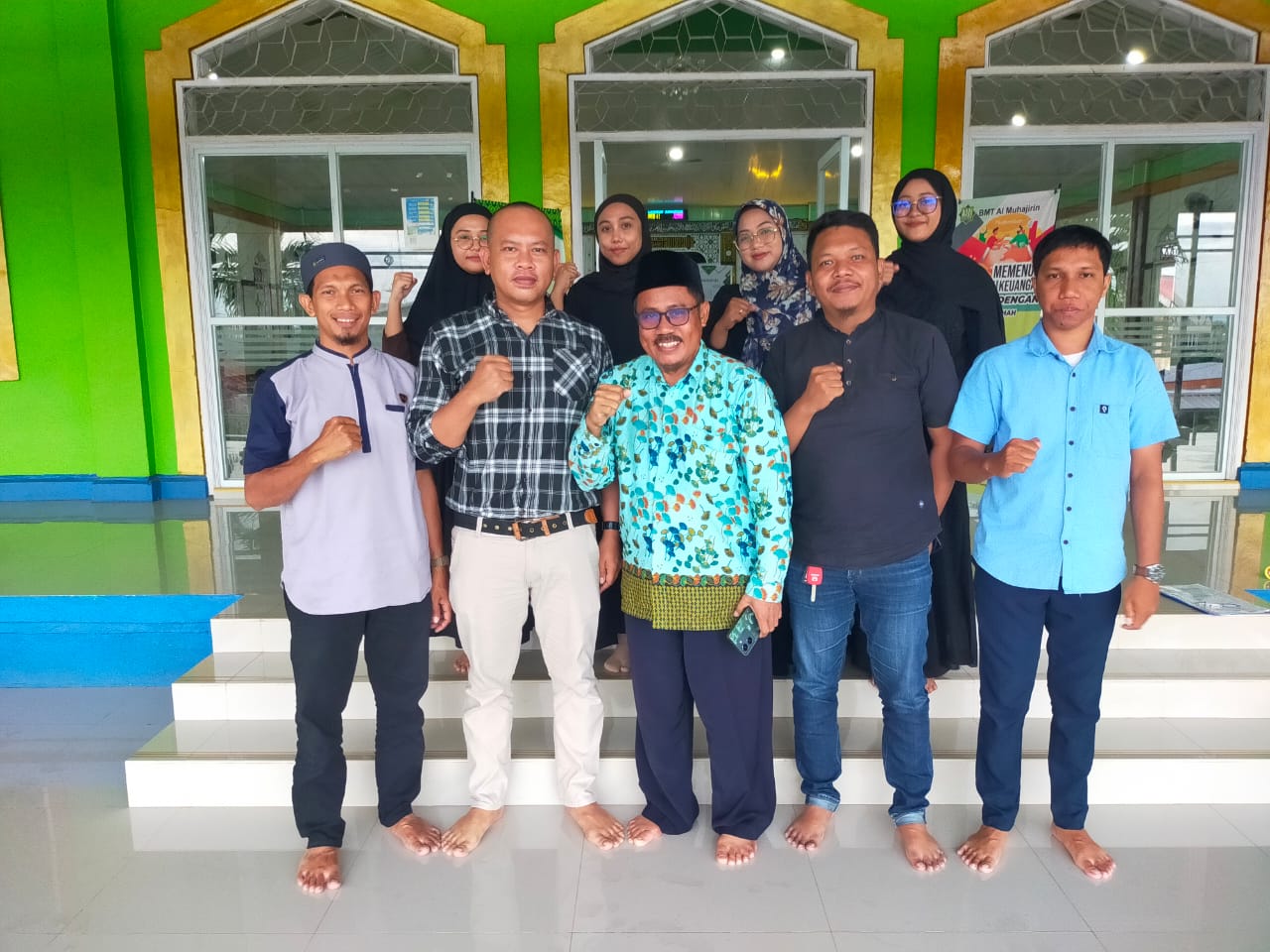 Pengurus KSU Syariah Al Muhajirin Luwuk, Lukman Nul Hakim bersama para anggota Saat usai mengikuti Edukasi Syariah Ekonomi ( IST )