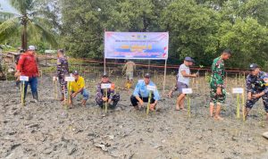 Pos TNI Angkatan Laut (Posal) Luwuk di bawah jajaran Pangkalan TNI AL (Lanal) Palu melaksanakan rangkaian kegiatan sosial dan lingkungan berupa Bakti Sosial (Baksos), Bakti Kesehatan (Baktikes), penanaman mangrove