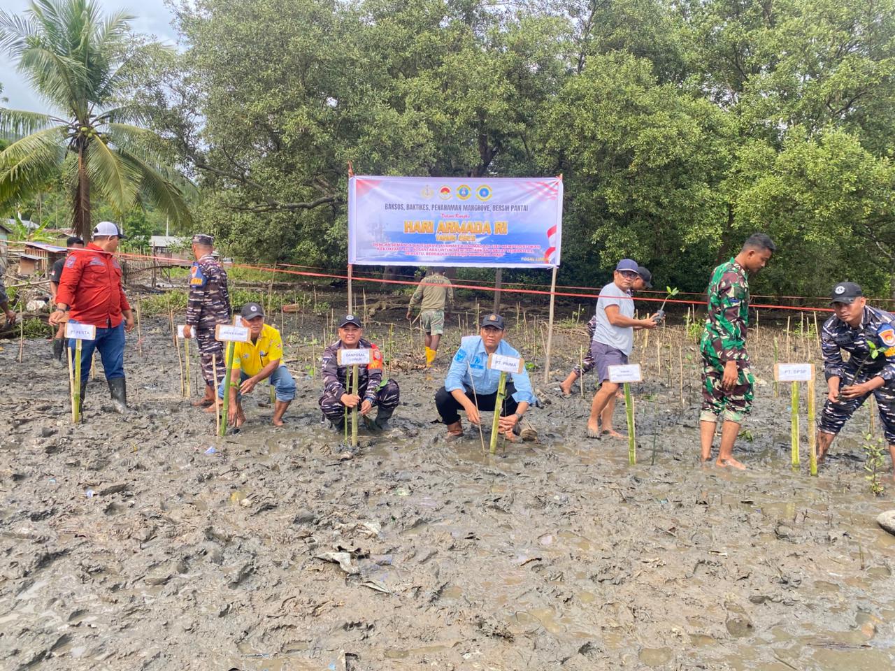 Pos TNI Angkatan Laut (Posal) Luwuk di bawah jajaran Pangkalan TNI AL (Lanal) Palu melaksanakan rangkaian kegiatan sosial dan lingkungan berupa Bakti Sosial (Baksos), Bakti Kesehatan (Baktikes), penanaman mangrove