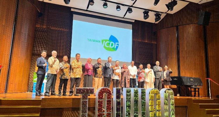 Representative Taipei Economic and Trade Office (TETO) Bruce Hung (tengah) berfoto dengan para tamu undangan pada acara 49 Tahun Taiwan Technical Mission di Indonesia, Kamis, 27 November 2025 di Energy Building Jakarta (Foto: Dok. TETO)