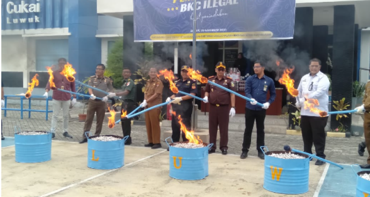 Bea Cukai Luwuk Tegas Lakukan Pemusnahan, Sinergi Kuat Lindungi Industri Tembakau dan Penerimaan Negara
