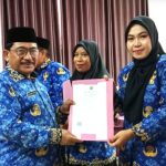 Kepala Kantor Kementrian Agama Kabupaten Banggai, Drs.H. Suardi Kandjae, M.Pd saat memberikan SK pengangkatan Kepada Salah satu perwakilan PPPK