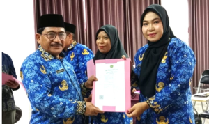 Kepala Kantor Kementrian Agama Kabupaten Banggai, Drs.H. Suardi Kandjae, M.Pd saat memberikan SK pengangkatan Kepada Salah satu perwakilan PPPK