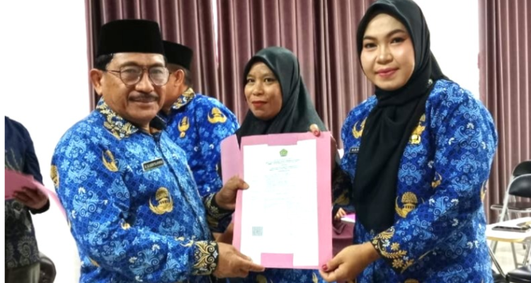 Kepala Kantor Kementrian Agama Kabupaten Banggai, Drs.H. Suardi Kandjae, M.Pd saat memberikan SK pengangkatan Kepada Salah satu perwakilan PPPK