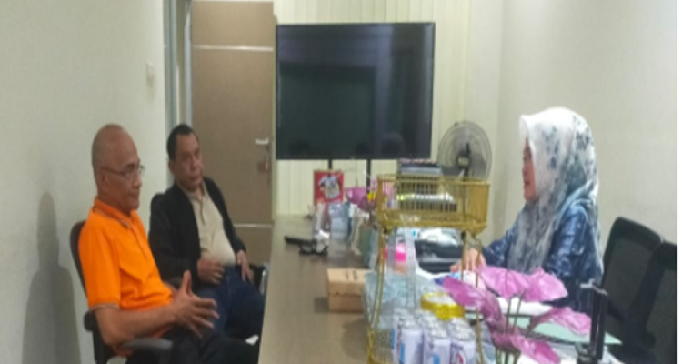 Ketua PWI Sulteng, Tri Putra Toana saat berkunjung di kediaman Wardani Murad Husain ( IST)