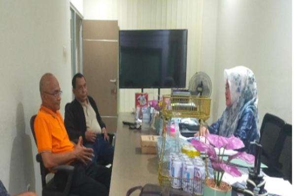 Ketua PWI Sulteng, Tri Putra Toana saat berkunjung di kediaman Wardani Murad Husain ( IST)