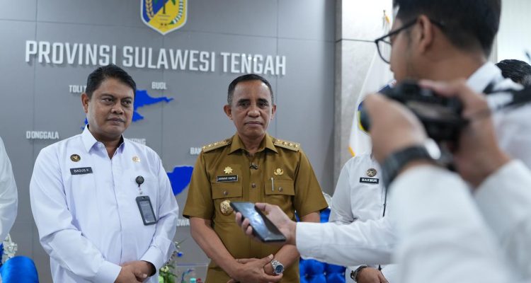 Kepala Kantor Wilayah Direktorat Jenderal Pemasyarakatan Bagus Gunawan didampingi Gubernur Sulteng Anwar Hafid Saat memberikan keterangan dihadapan Awak Media