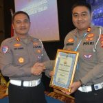 Kasat Lantas Polres Banggai, AKP I Made Bagus Aditya saat menerima Piagam Penghargaan dari Direktorat Lalu Lintas (Ditlantas) Polda Sulteng