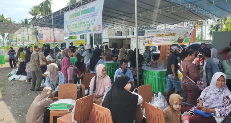 Antusias Warga borong sembako murah di Halaan Kantor Kemenag Banggai