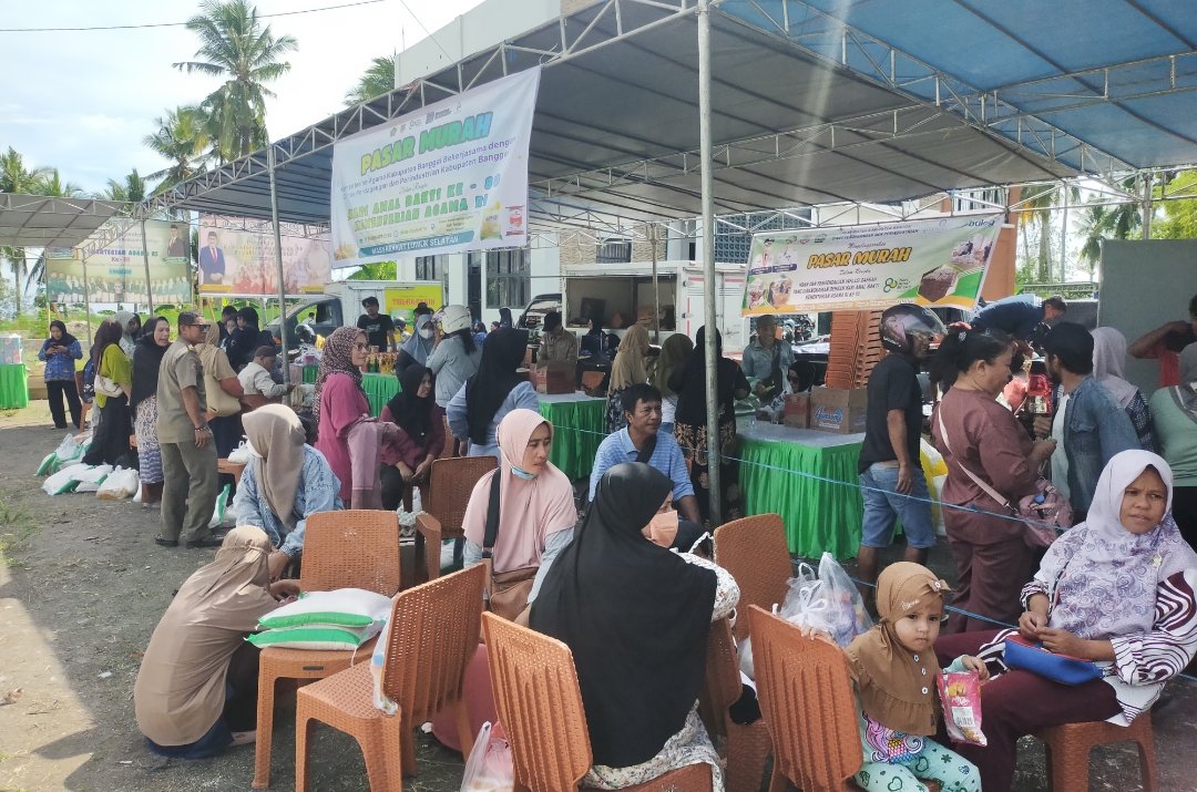 Antusias Warga borong sembako murah di Halaan Kantor Kemenag Banggai