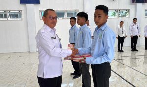 Kepala Lembaga Pemasyarakatan Kelas IIB Luwuk, Muhammad Bahrun saat memberikan Remisi Natal 2025 Kepada WBP