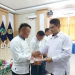 Kepala Kantor Wilayah Direktorat Jenderal Pemasyarakatan Sulteng, Bagus Kurniawan Saat memberikan Remisi Natal Kepada Salah satu Perwakilan WBP