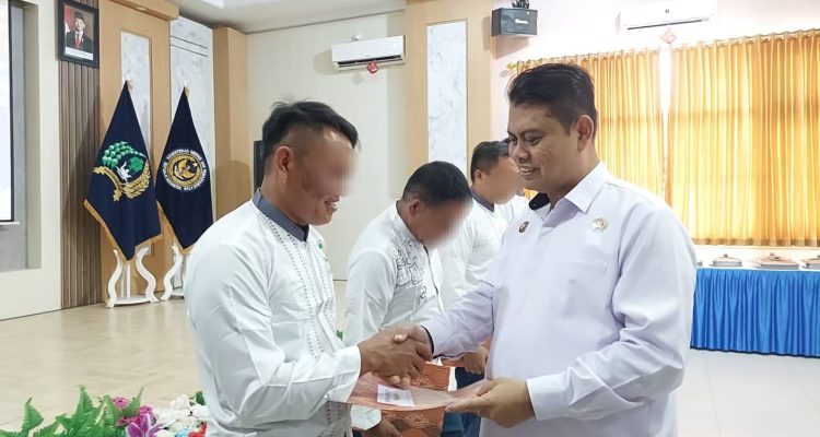 Kepala Kantor Wilayah Direktorat Jenderal Pemasyarakatan Sulteng, Bagus Kurniawan Saat memberikan Remisi Natal Kepada Salah satu Perwakilan WBP