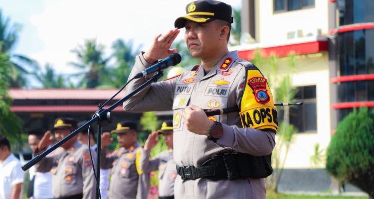 Kapolres Banggai, AKBP Putu Hendra Binangkari Saat Pimpin Apel Terakhir di Polres Banggai
