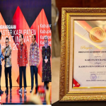 Bupati Banggai, Ir. H. Amiruddin saat menerima Penghargaan dari Wakil Menteri Dalam Negeri di Jakarta