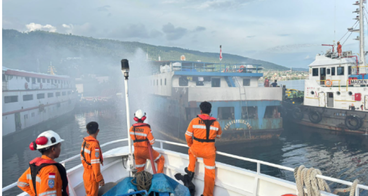 TIM SAR Lakukan Evakuasi ABK dan Pemadaman Kapal KM. Harapan Mekar