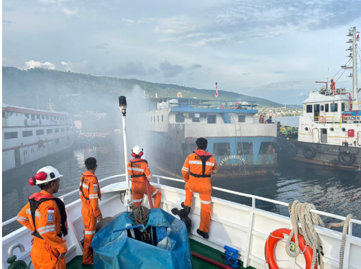 TIM SAR Lakukan Evakuasi ABK dan Pemadaman Kapal KM. Harapan Mekar