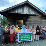 CEO PT. Kurnia Luwuk Sejati, Hj. Sulianti Murad saat memberikan bantuan Sembako kepada Warga ( IST)