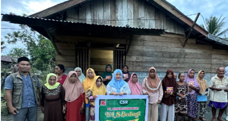 CEO PT. Kurnia Luwuk Sejati, Hj. Sulianti Murad saat memberikan bantuan Sembako kepada Warga ( IST)